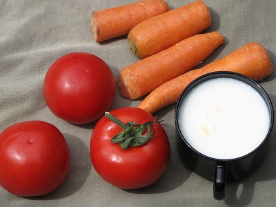 Tomates, carottes, tasse de lait.