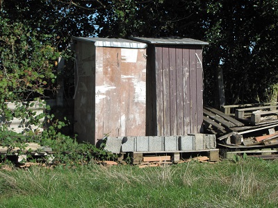 Deux cabines WC de chantier en bois.