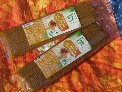 Deux paquets de spaghettis au quinoa, au curry et au curcuma.