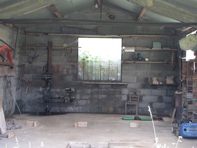 Intérieur d'un garage en briques.